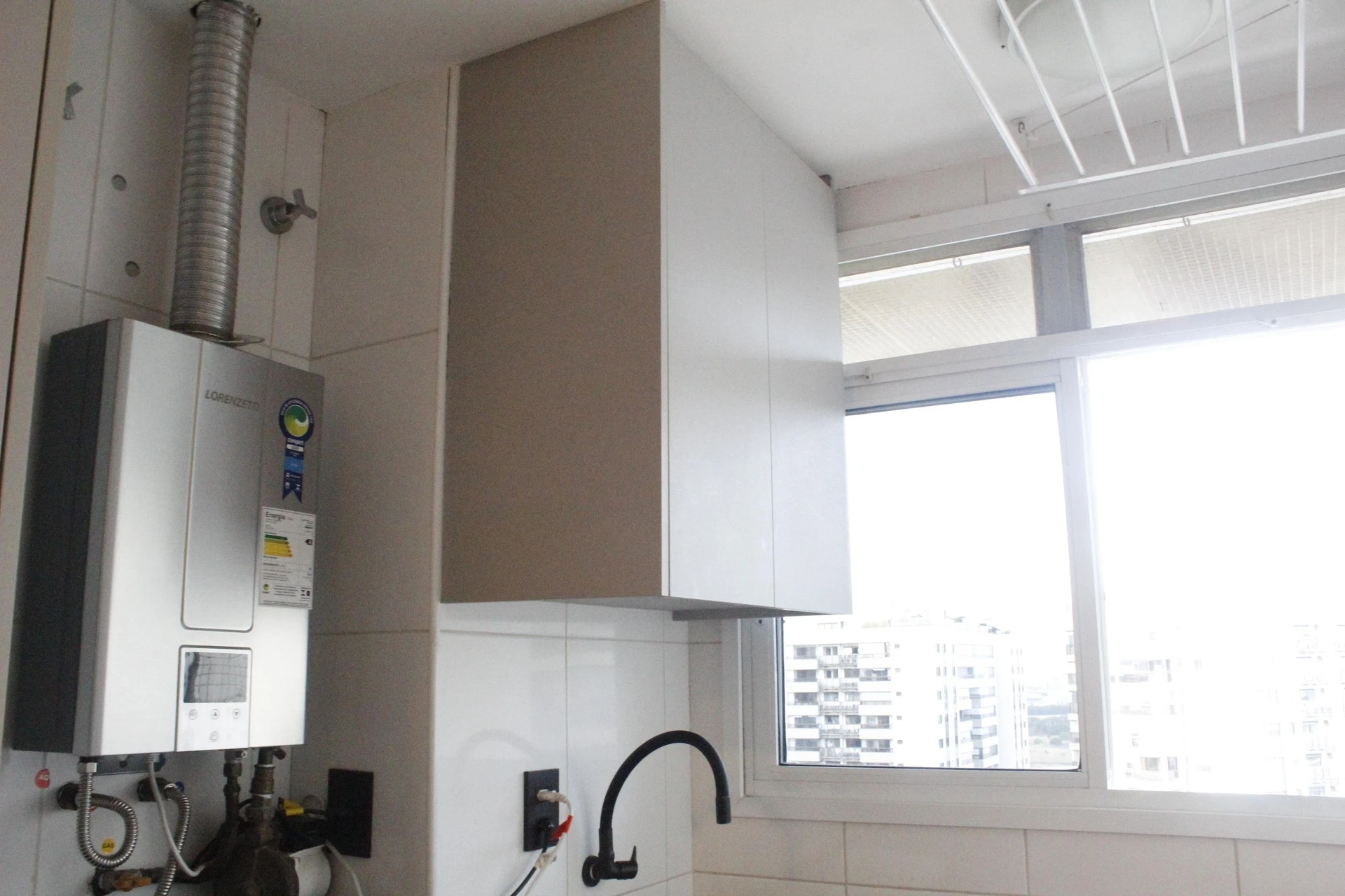 Glass-enclosed balcony in a 3-bedroom apartment, 115 m² — photo 19