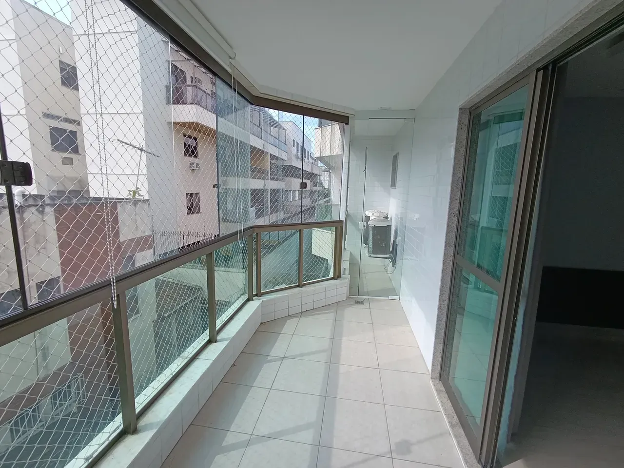 Apartamento com cozinha fechada e 4 banheiros — photo 4