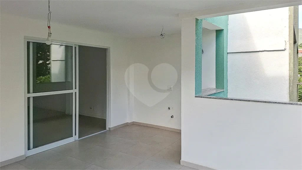 Glass-enclosed balcony in a one-bedroom apartment, 68 m² — photo 14