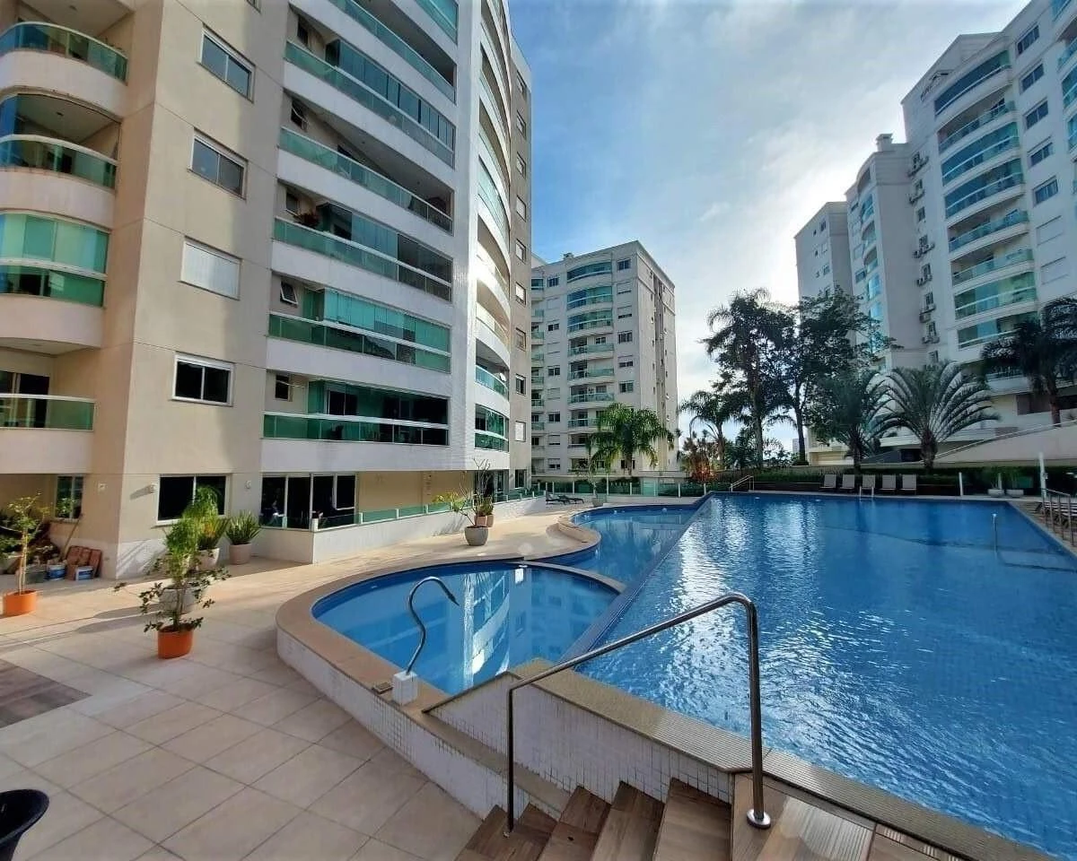 Glass-enclosed balcony in a 4-bedroom apartment, 127 m² — photo 41