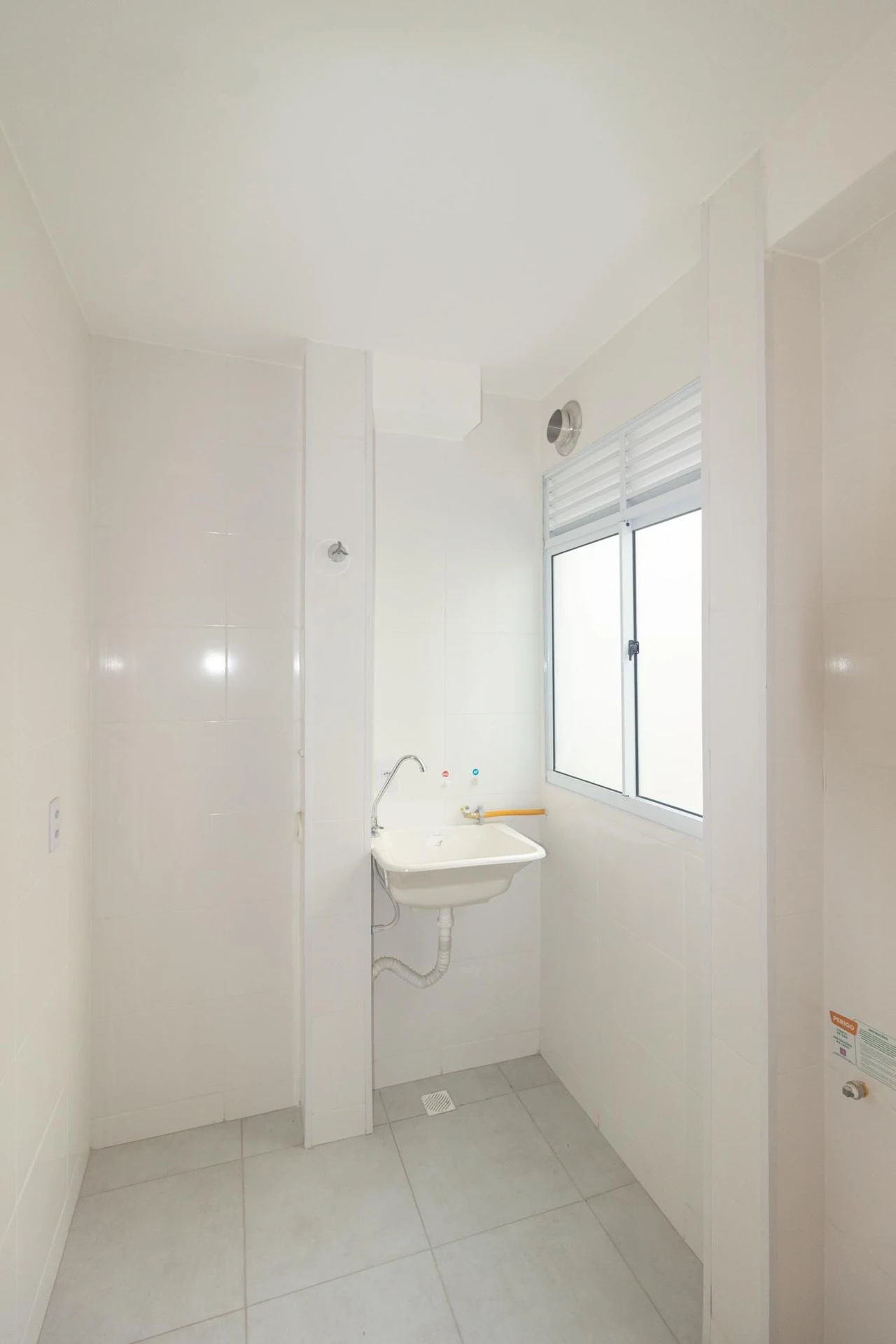 Unfurnished apartment with 2 bedrooms and laundry area — photo 24