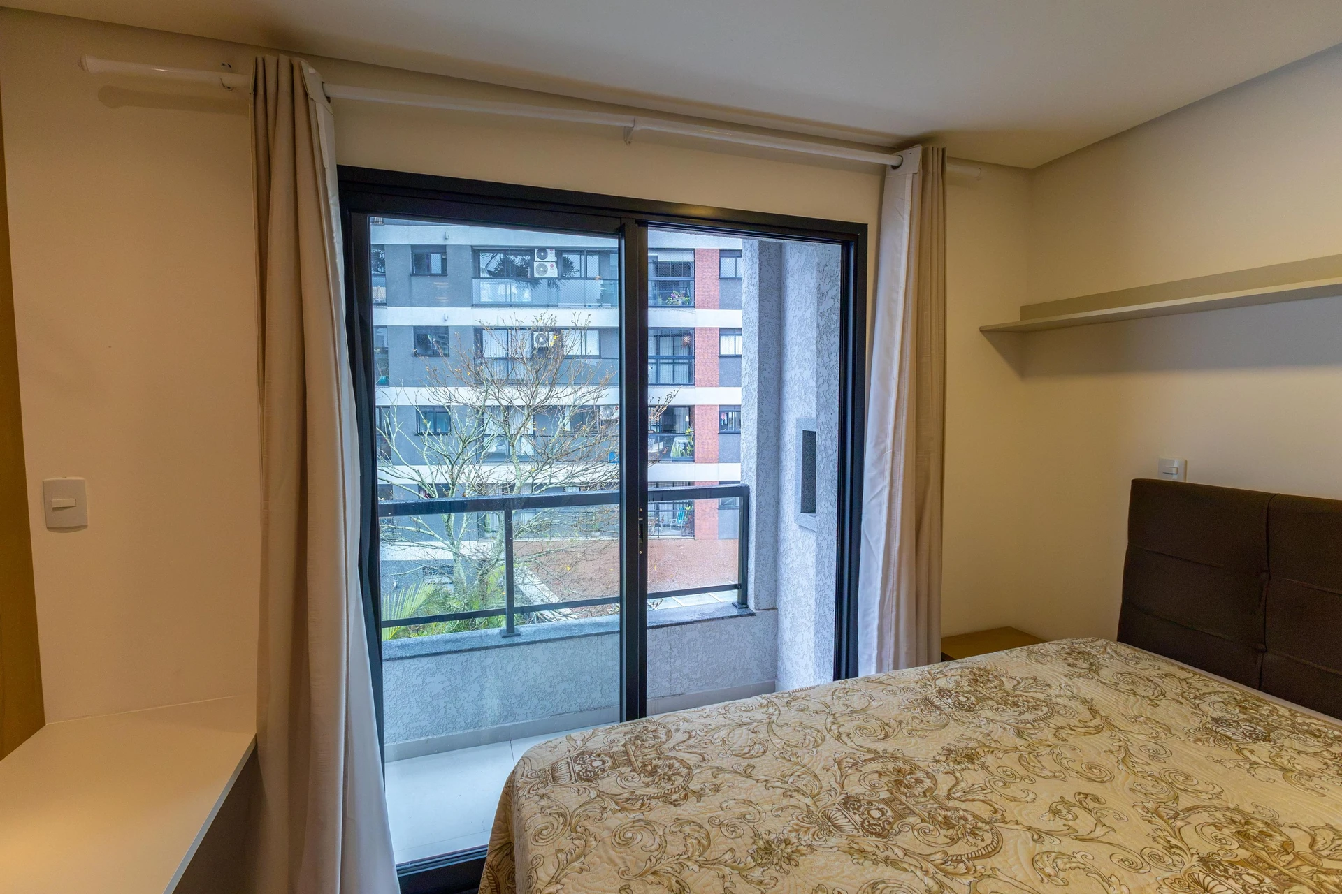 28 m² studio with a home office and a glass-enclosed balcony — photo 6