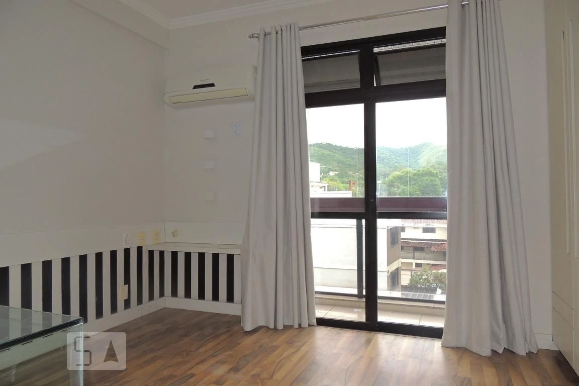 Apartamento de 4 quartos com janelas do piso ao teto — photo 47