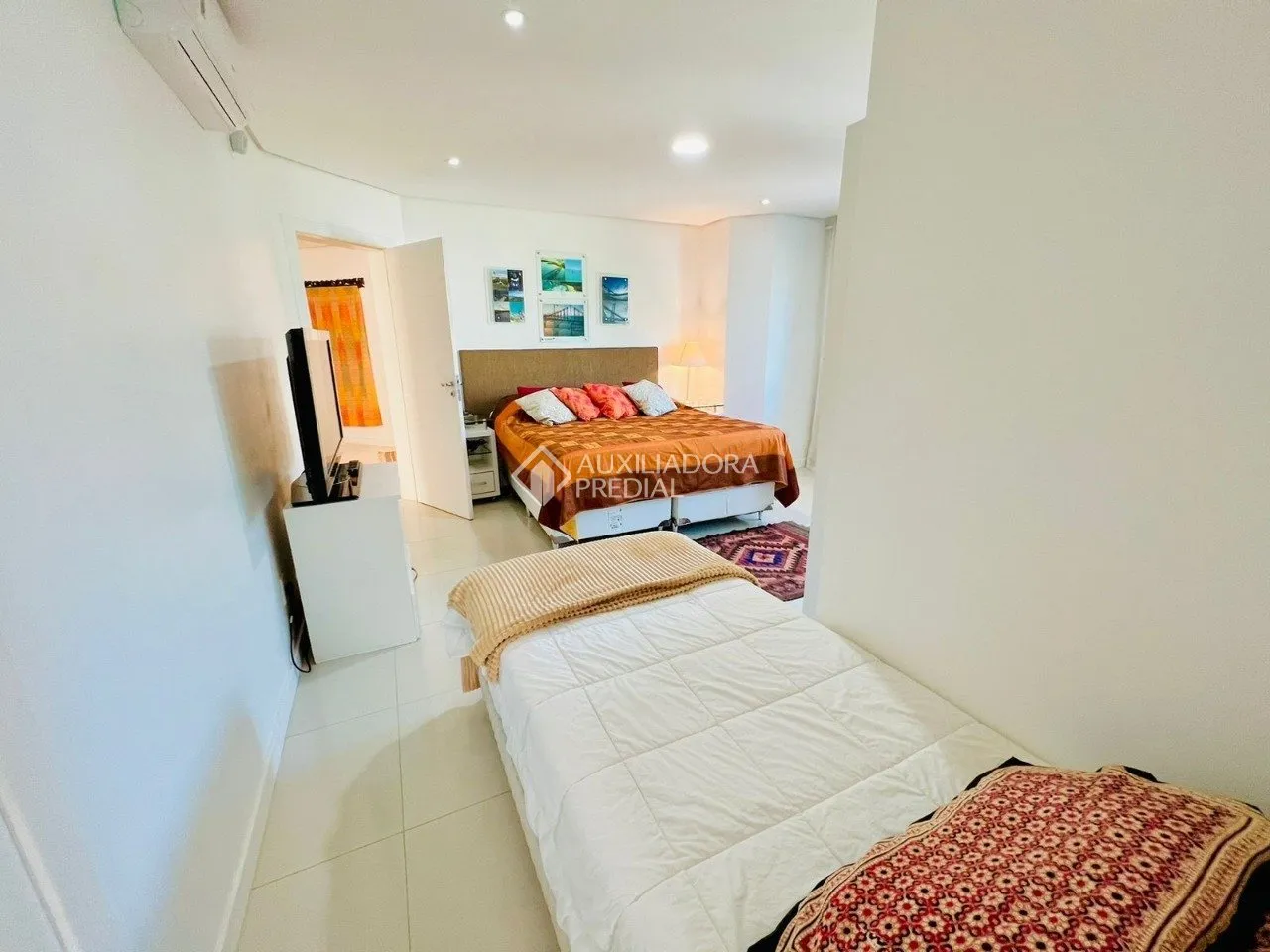 House with 6 bedrooms and an open kitchen with gas stove — photo 37