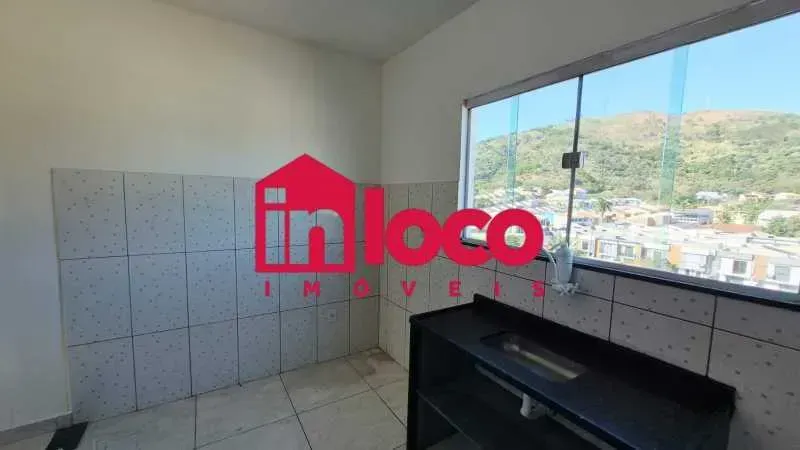 Casa com 2 quartos e chuveiro elétrico no banho