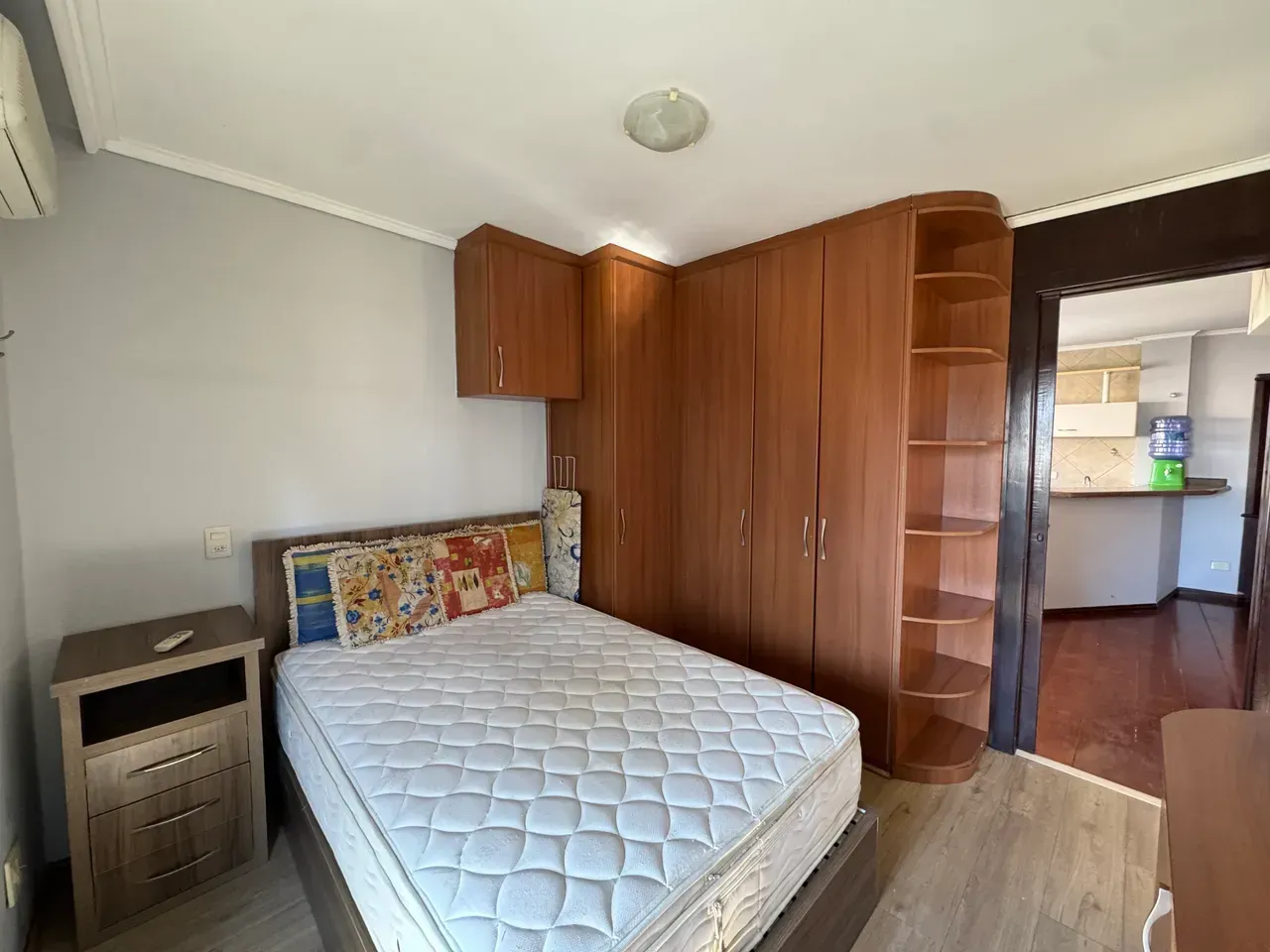 Furnished 1-bedroom apartment with glassed-in balcony — photo 5