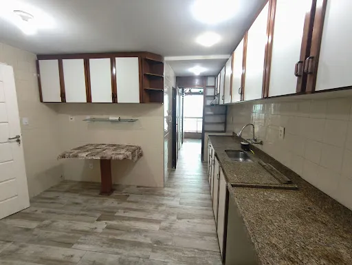 4-bedroom apartment with enclosed balcony — photo 27