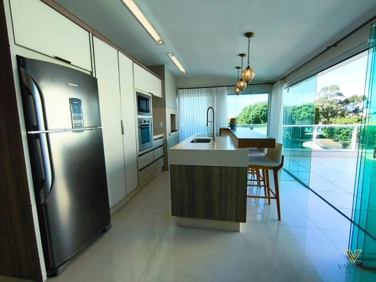Walk-in closet in a 3-bedroom apartment, 227 m² — photo 3