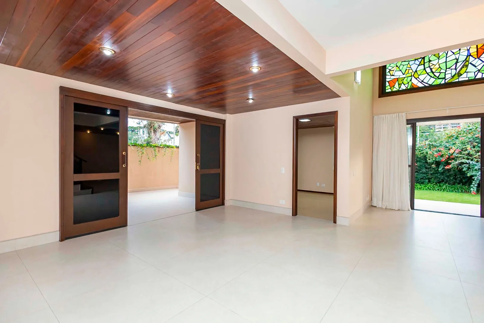 Rental house with 4 bedrooms and 5 bathrooms across 550 m² — photo 28