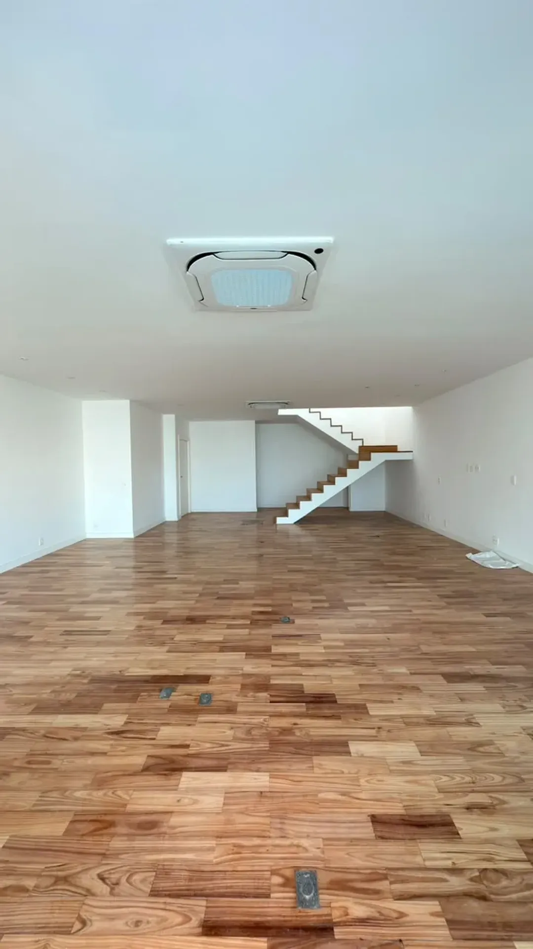 575 m² apartment with 5 en-suite bedrooms and glass balcony — photo 10