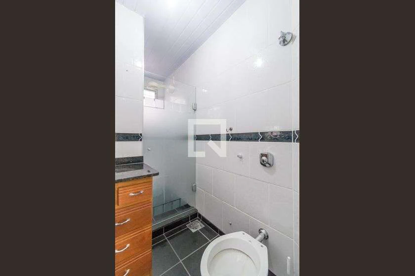 Apartamento de 1 quarto com box de vidro no banheiro — photo 4