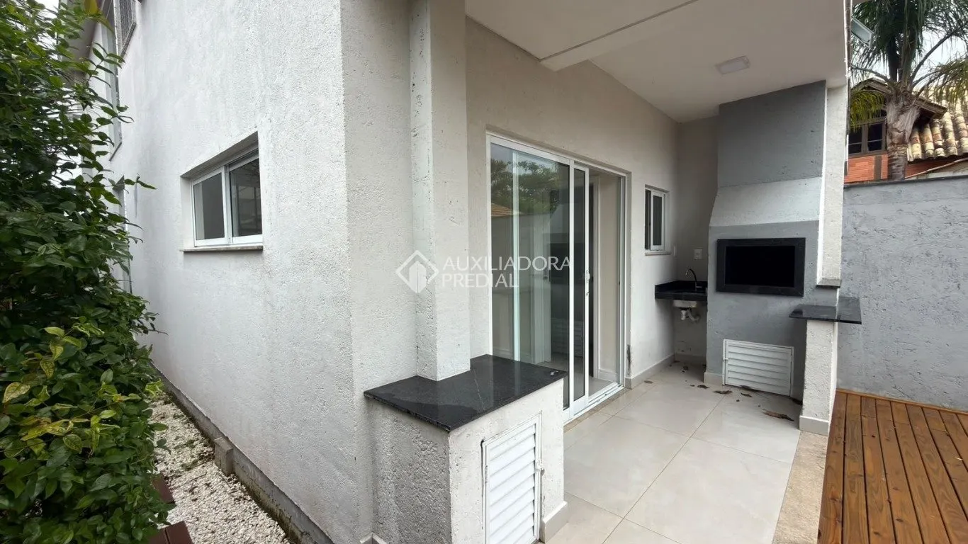 Balcony with a grill in a 4-bedroom house, 120 m² — photo 27