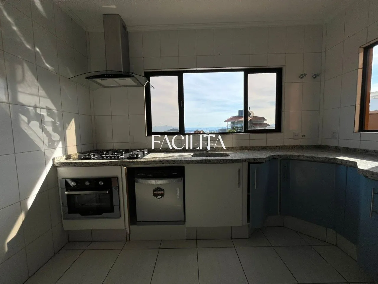 Furnished 456 m² house with 3 en-suite bedrooms and pool — photo 55