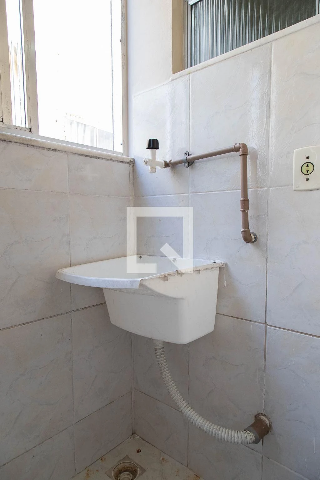 Unfurnished 1-bedroom apartment with a glass shower — photo 3