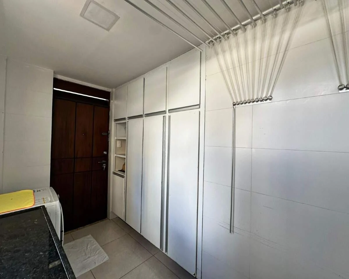 Glass-enclosed balcony in a 3-bedroom apartment, 190 m² — photo 3