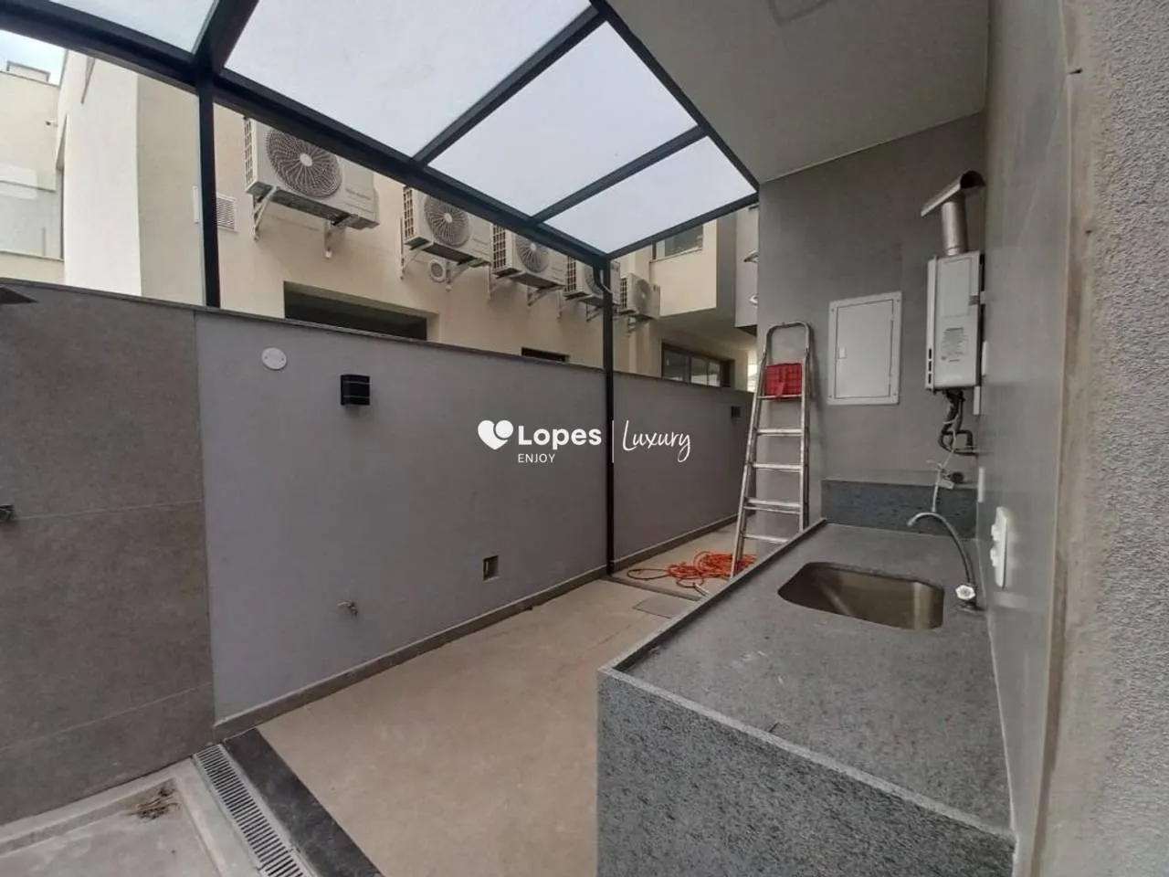 Unfurnished 4-bedroom house with 5 bathrooms and 329 m² — photo 19