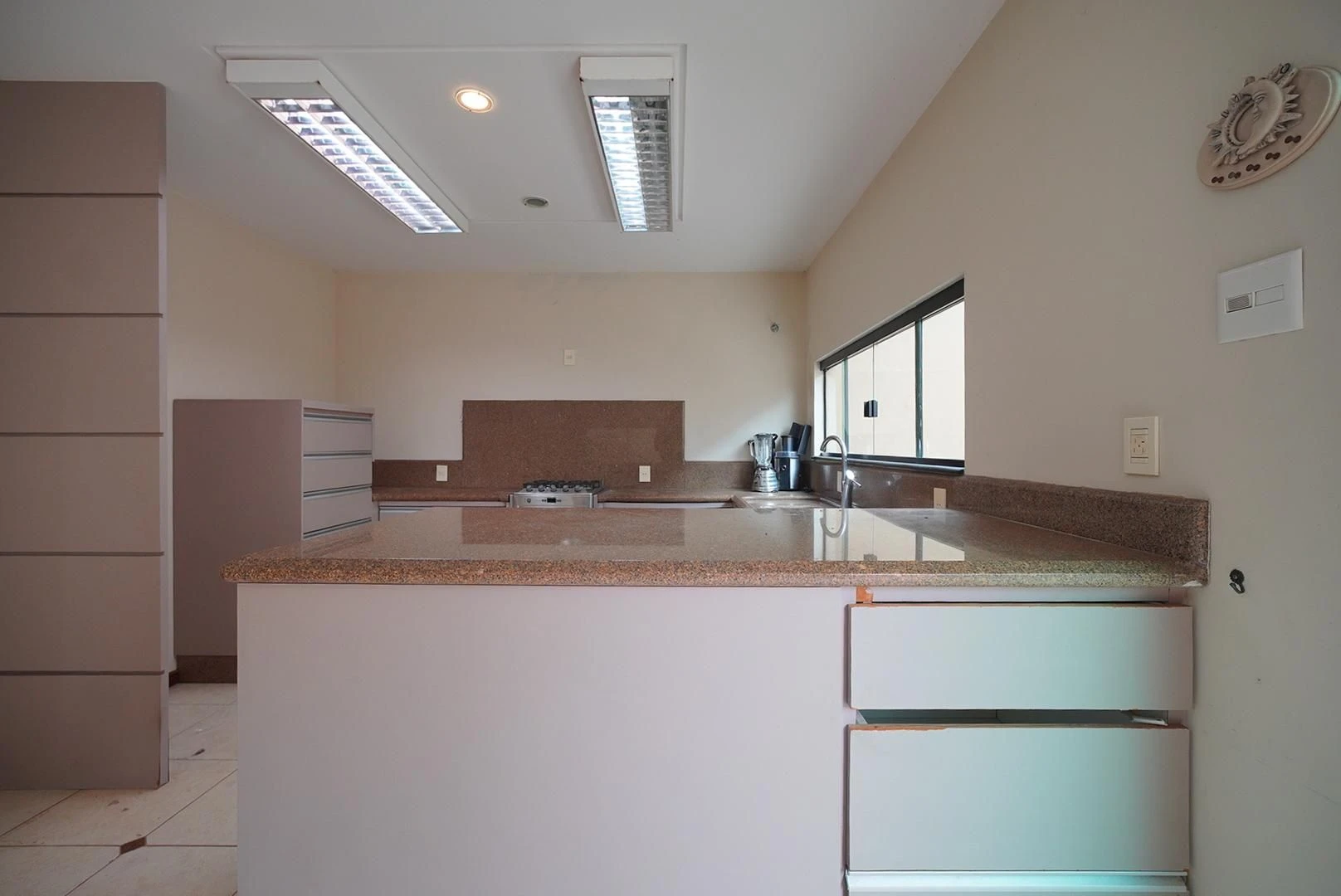 407 m² house with a washing machine and a bathtub — photo 29