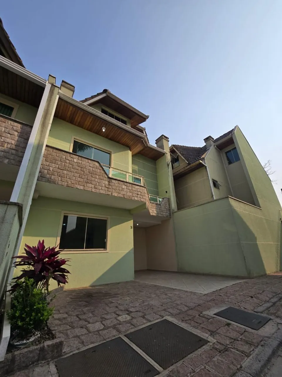 4-bedroom house with wood or laminate floors in Curitiba — photo 17