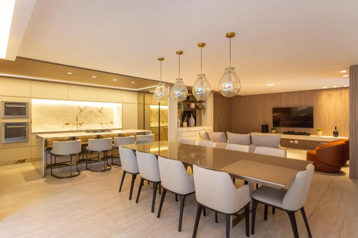 Glass-enclosed balcony in a 3-bedroom apartment, 297 m² — photo 21