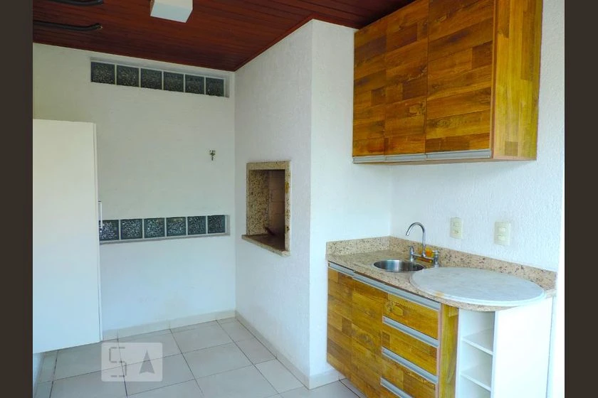 Apartamento con balcón acristalado y cocina abierta — photo 2