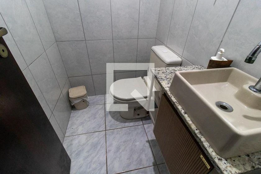 3-bedroom house with a bathtub in Curitiba — photo 19