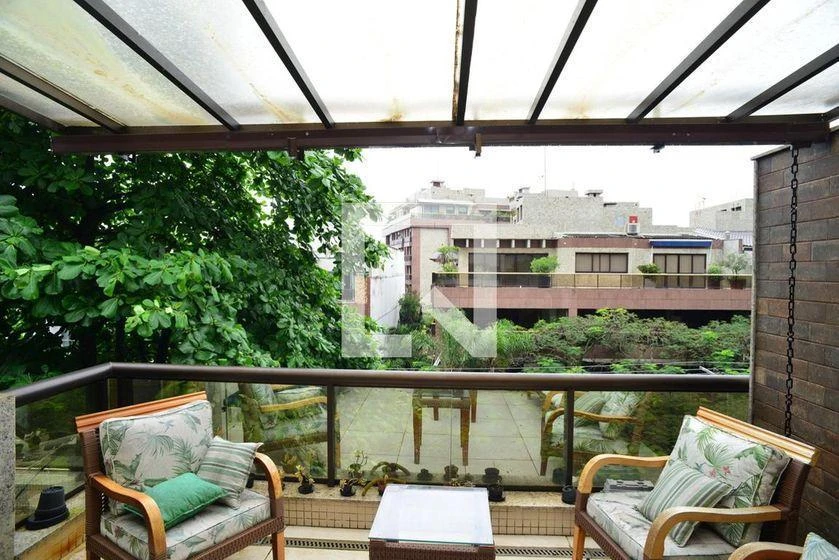 Furnished apartment, 300 m², with a glass-enclosed balcony — photo 11
