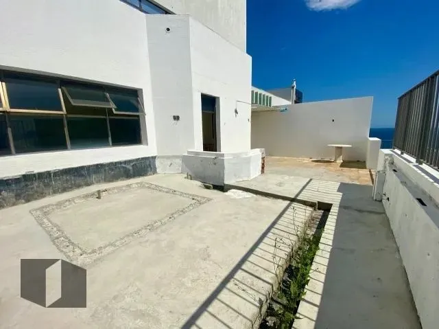 Unfurnished apartment with a glass-enclosed balcony — photo 6