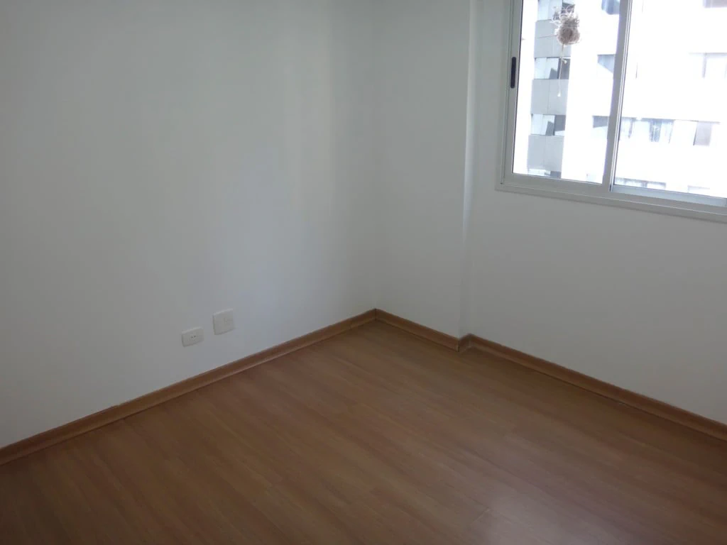 3-bedroom apartment with wood or laminate floors — photo 9