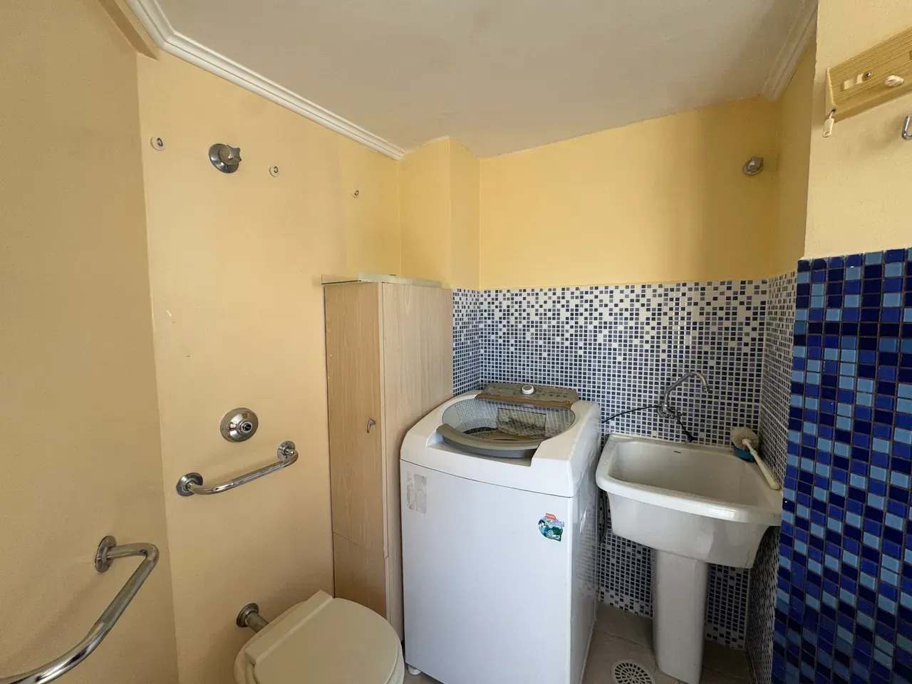 Furnished 1-bedroom apartment with glassed-in balcony — photo 14