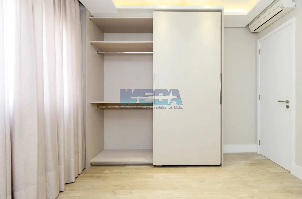 Apartamento com 4 quartos e varanda de vidro fechada — photo 21