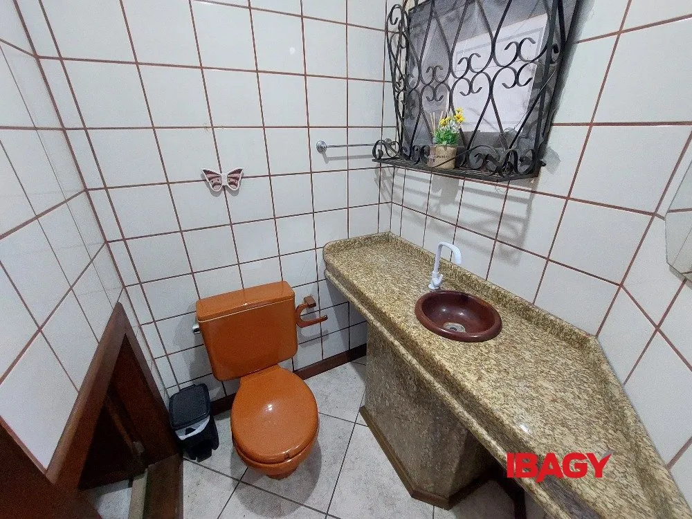 3-bedroom house with gas stove kitchen and fitted cabinets — photo 19