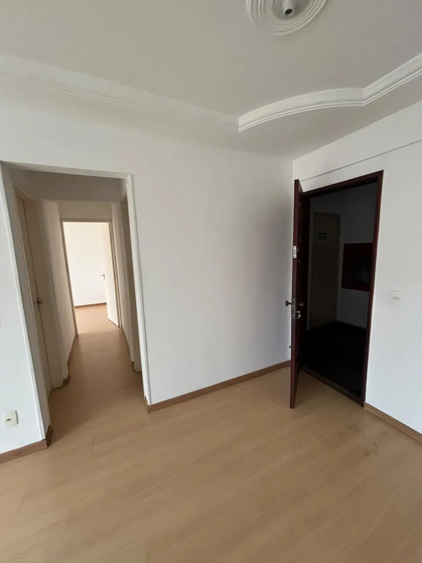 Wood or laminate floors in a 2-bedroom apartment, 23 m² — photo 9