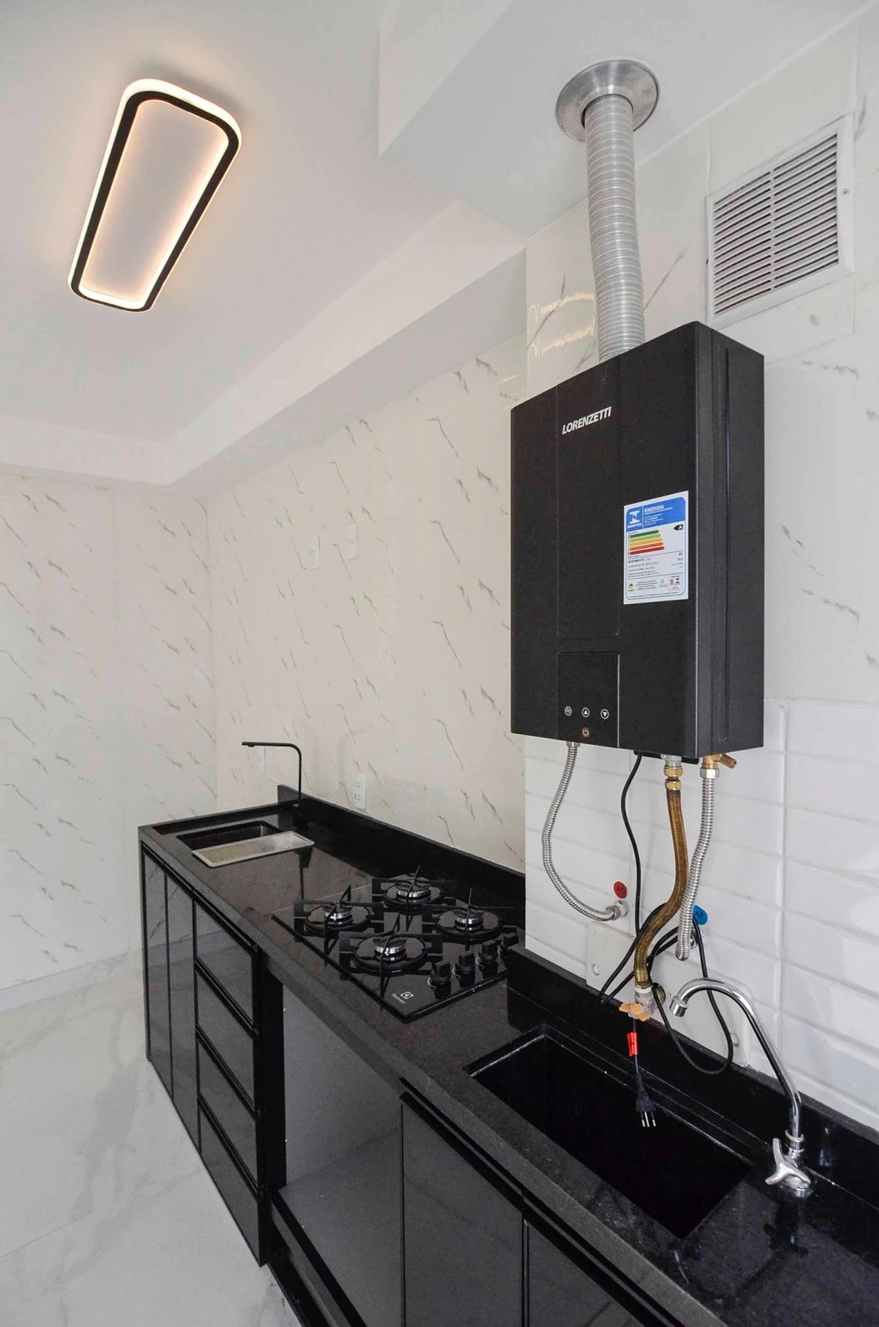 Apartamento de 2 quartos com varanda fechada de vidro — photo 32
