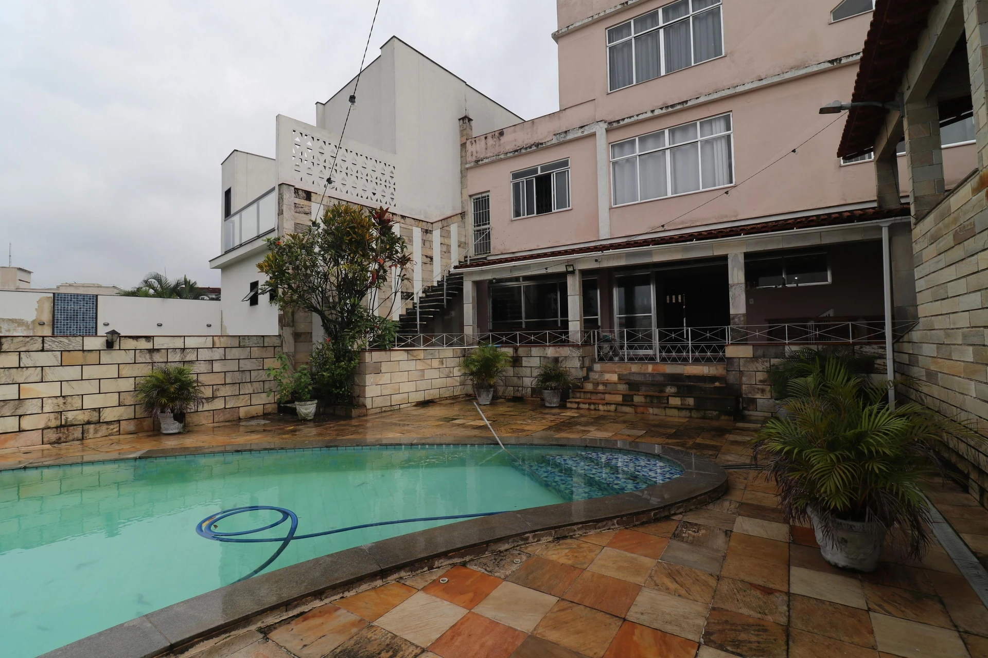 10-bedroom house with a bathtub in Rio de Janeiro — photo 129