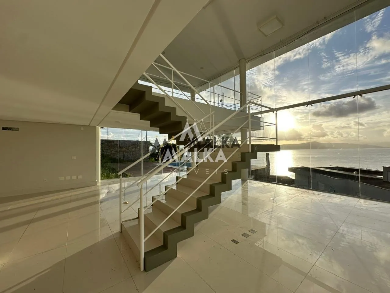461 m² house with 3 en-suite bedrooms and private garden — photo 15