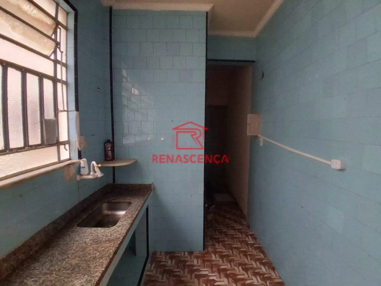 2-bedroom apartment with wood or laminate floors — photo 2