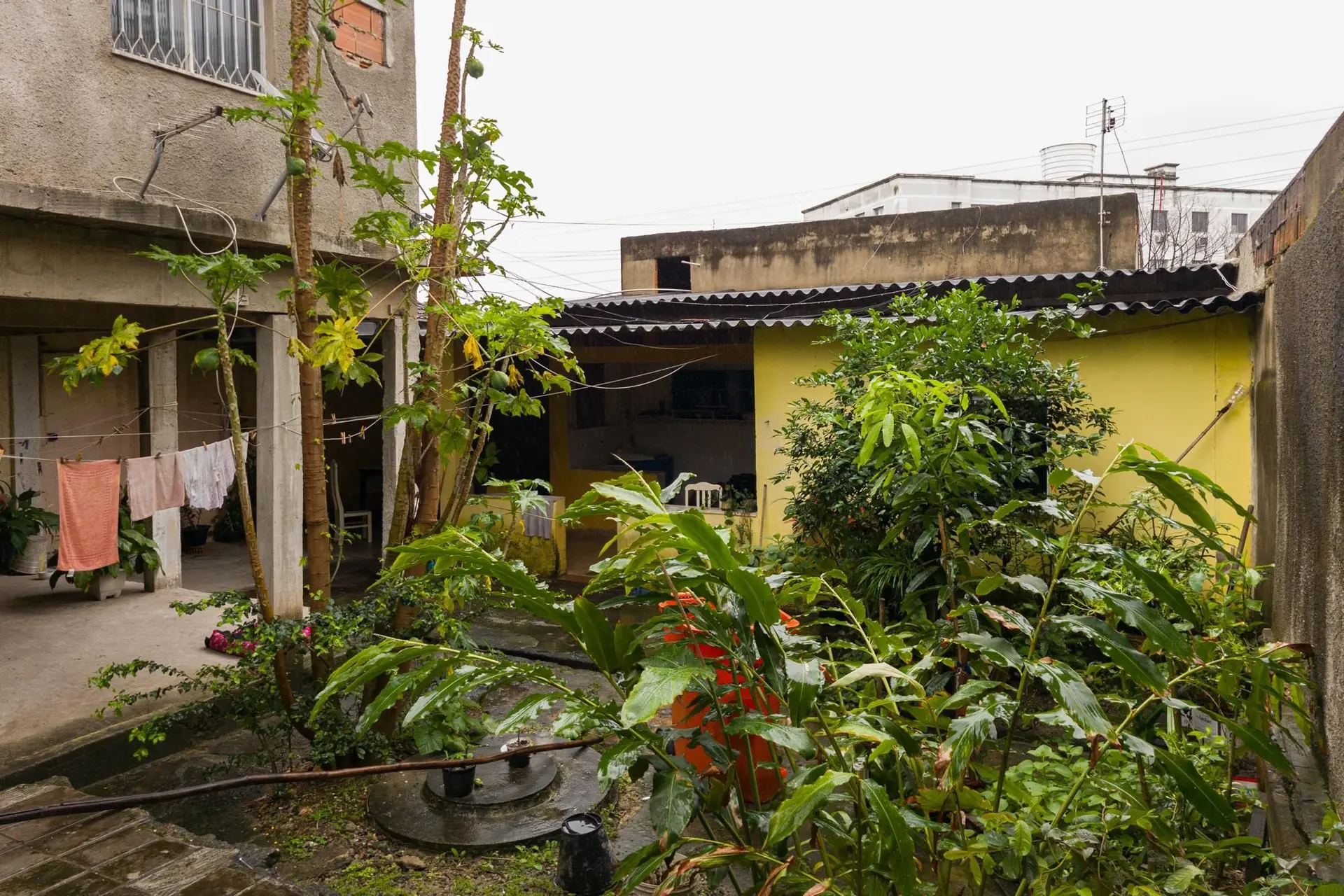 360 m² house with a home office and a garden — photo 46