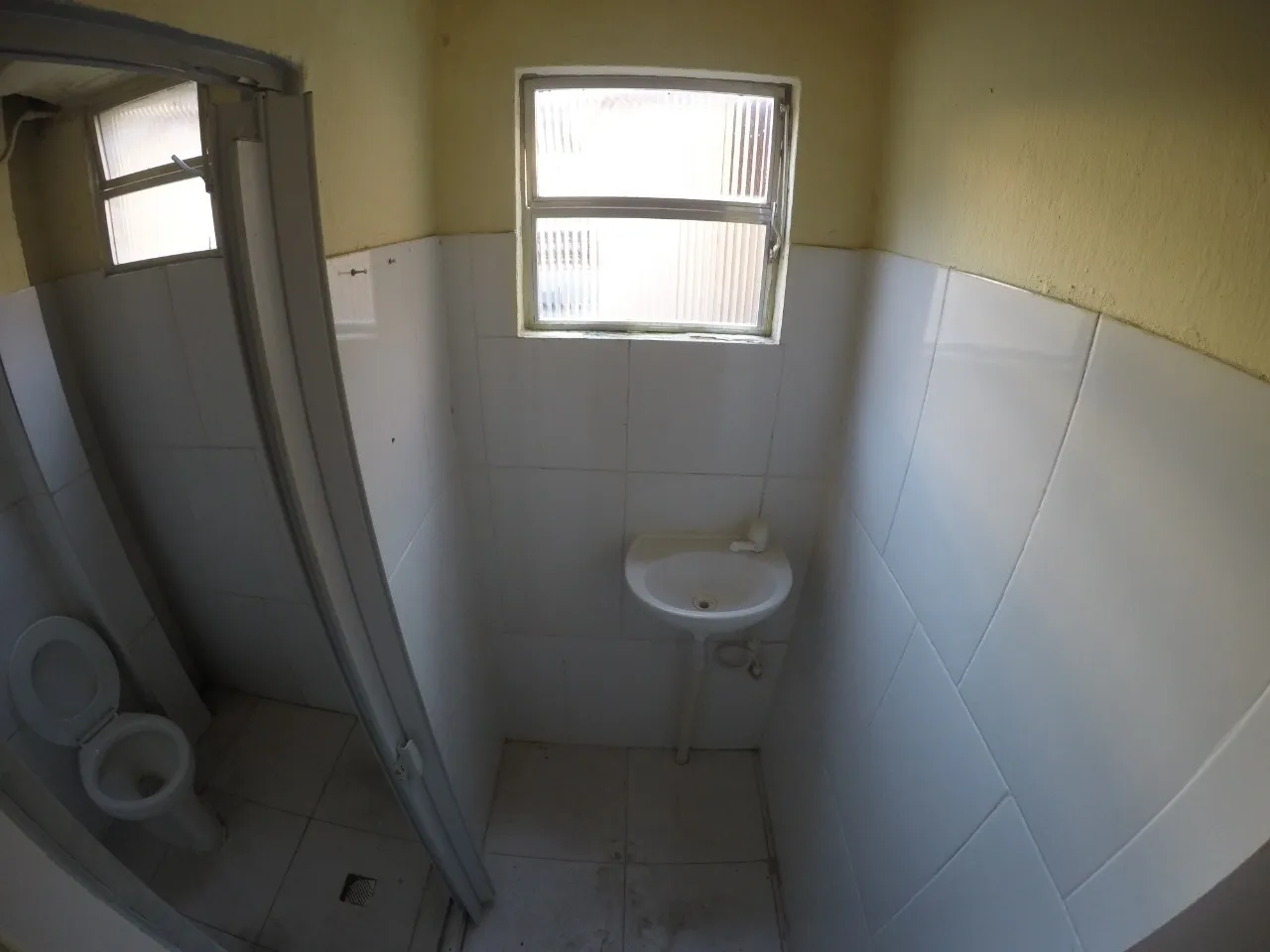 Casa residencial sem vaga e 1 quarto com piso em azulejo — photo 4