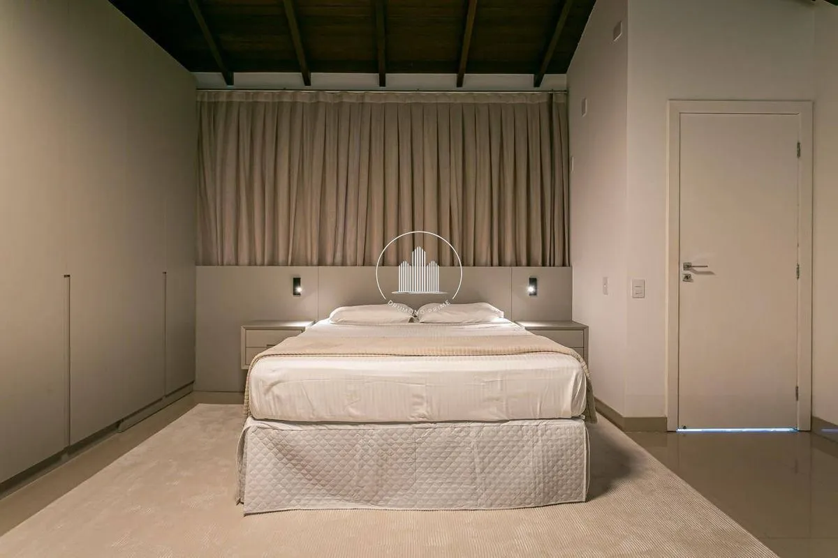 House with 6 en-suite bedrooms, 800 m² and 4 parking spots — photo 42