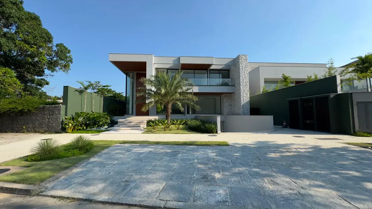 House with 5 bedrooms and floor-to-ceiling windows — photo 3