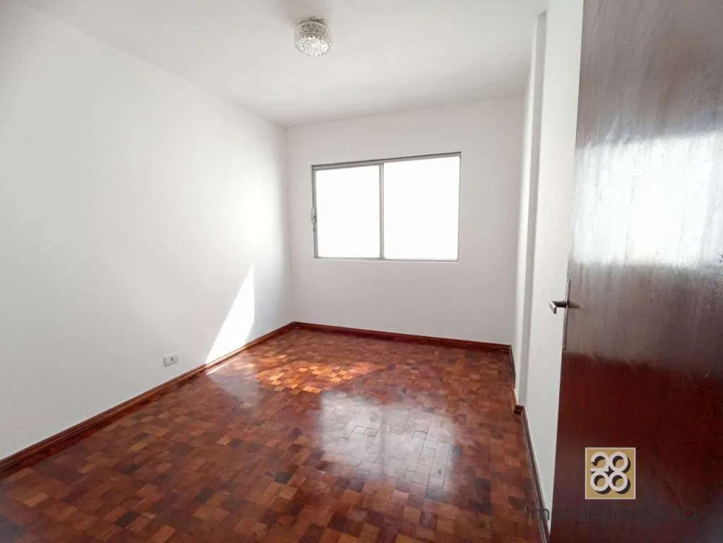 3-bedroom apartment with wood or laminate floors — photo 3