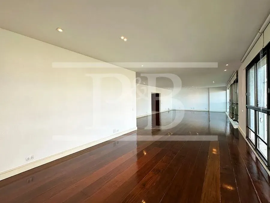 250 m² apartment with 4 bedrooms and a glassed-in balcony — photo 17