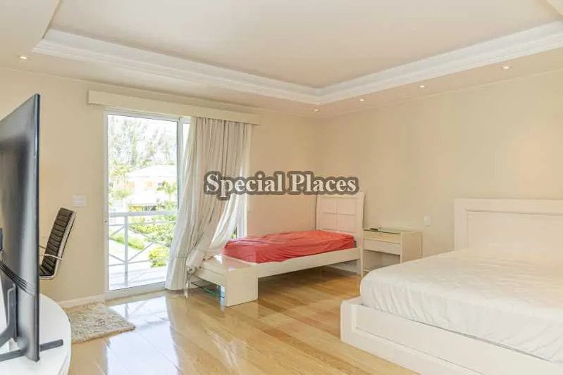 Furnished home with 5 bedrooms and 5 parking spaces — photo 22