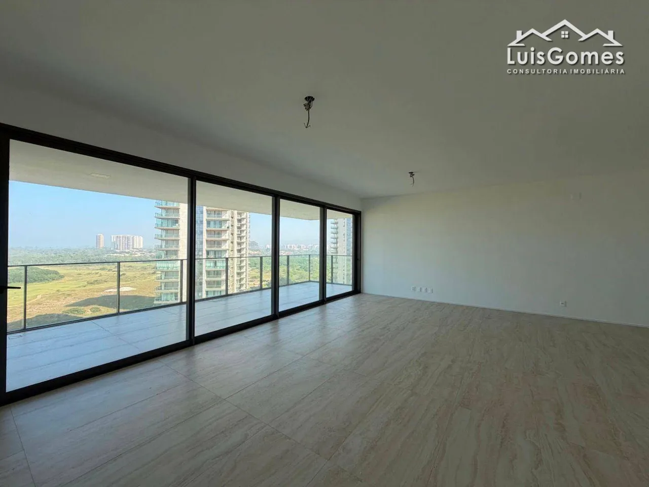 Apartment with 4 suites and a balcony view — photo 14