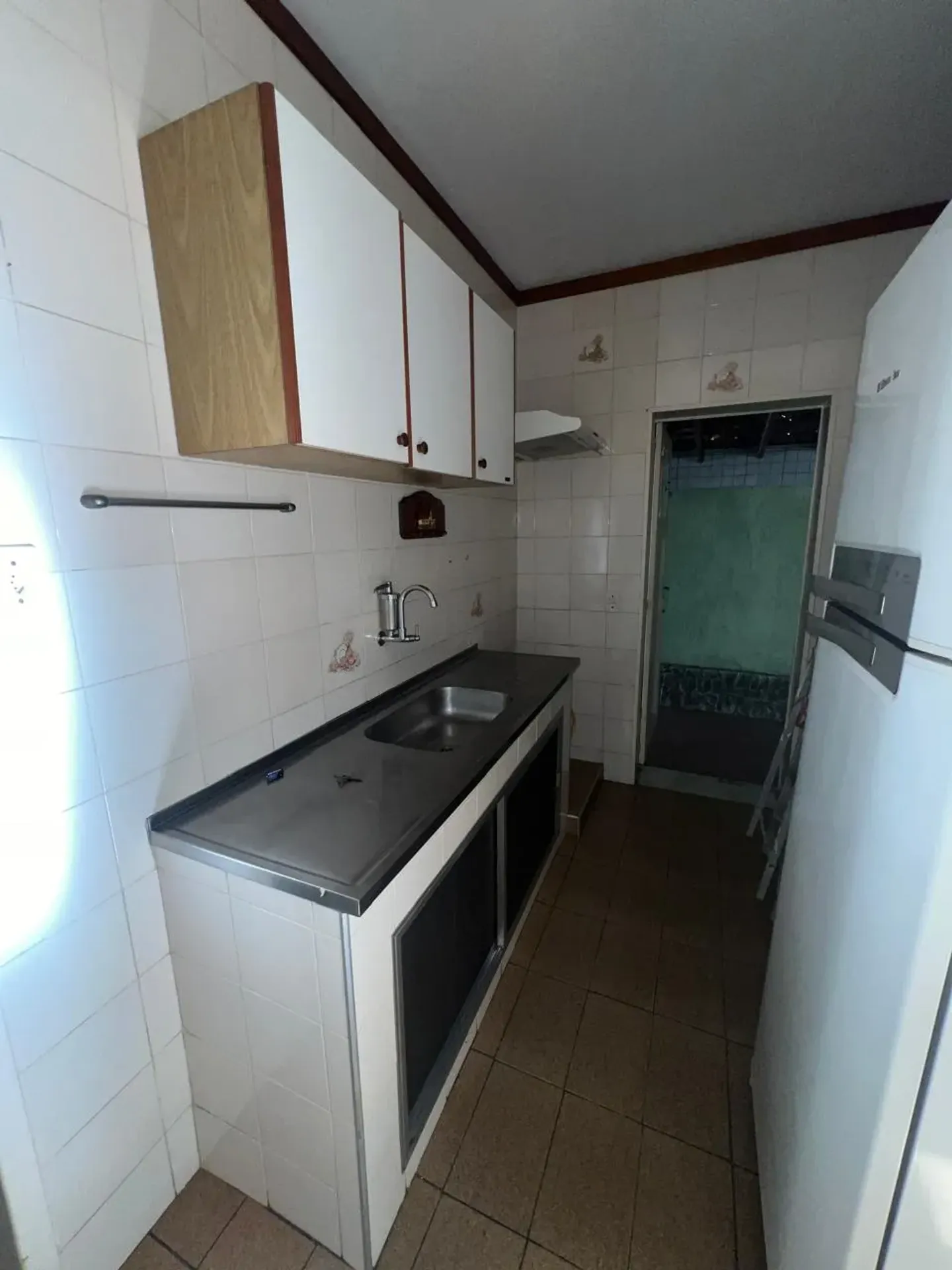 Casa com 4 quartos e cozinha fechada com armários — photo 25