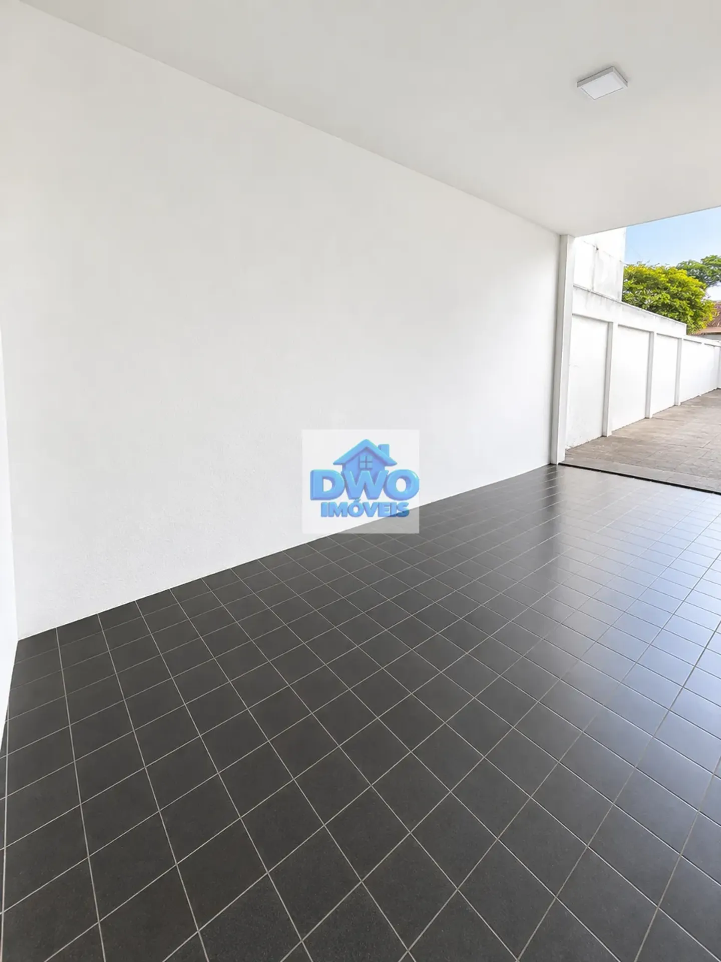 House, 200 m², with a glass-enclosed balcony — photo 8