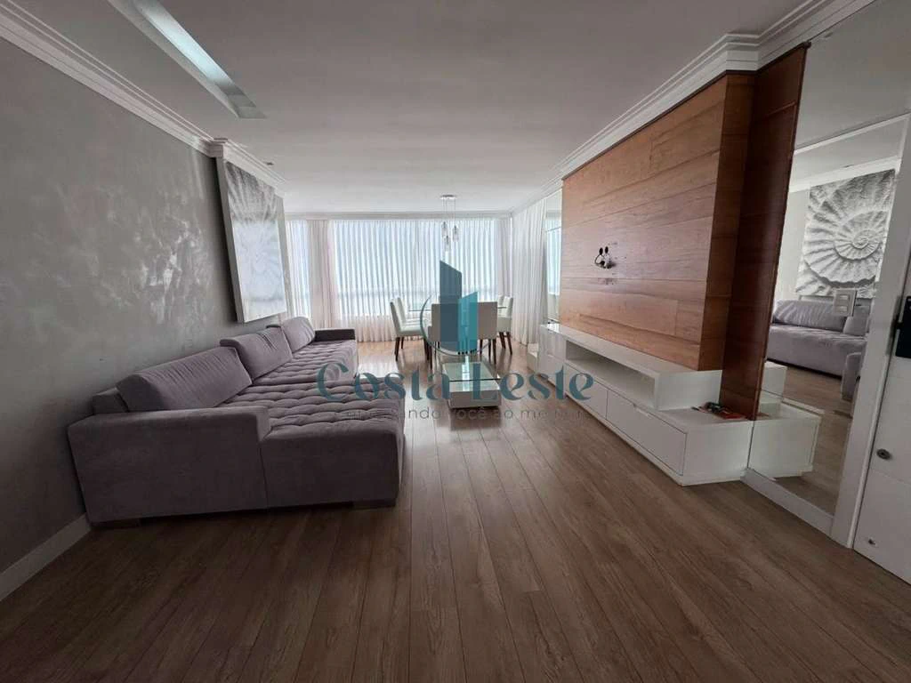 282 m² apartment with 3 bedrooms and a glass balcony — photo 3