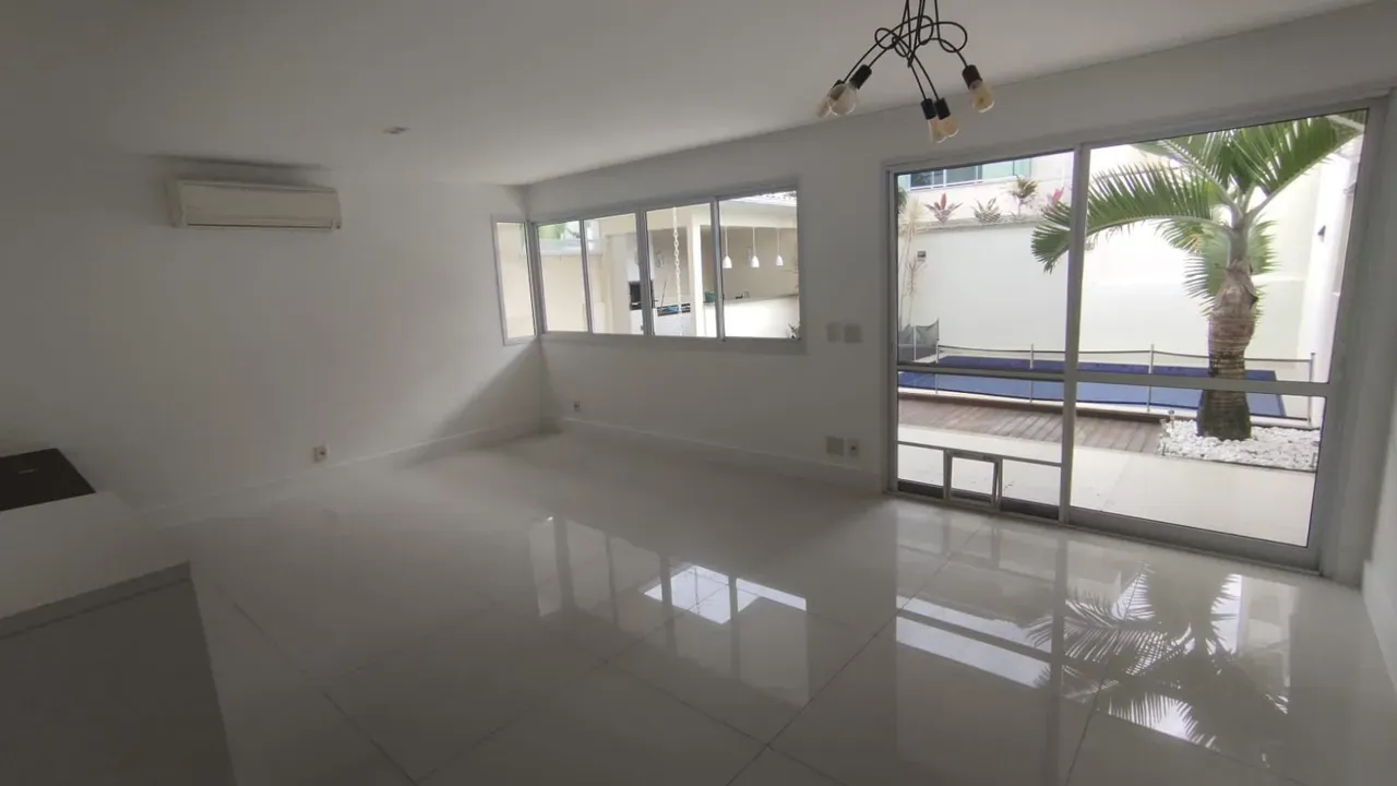 Balcony with a grill in a 5-bedroom house, 220 m² — photo 19