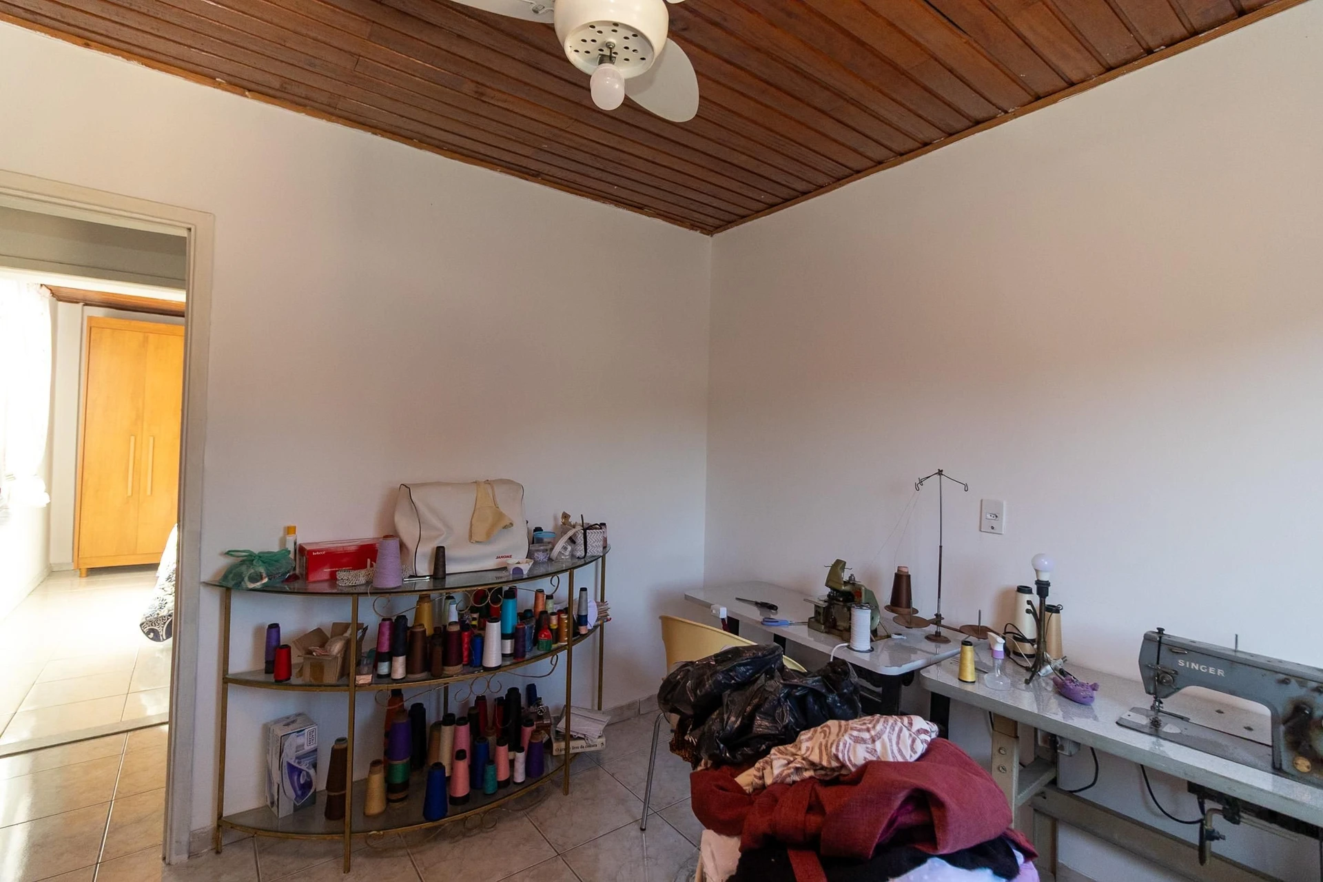 Furnished 4-bedroom apartment with balcony and desk area — photo 37