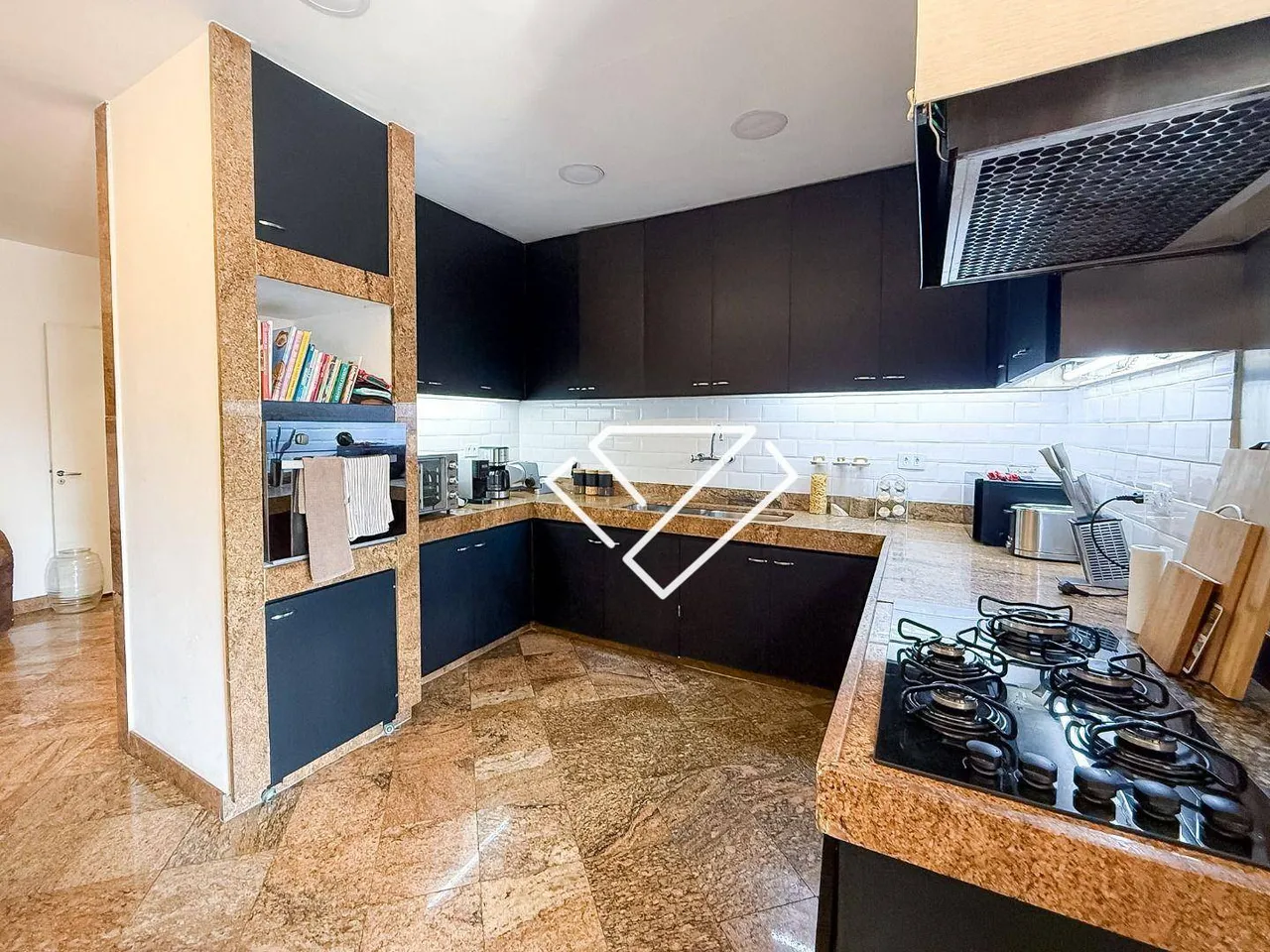 4-bedroom apartment with a separate kitchen and 250 m² — photo 18